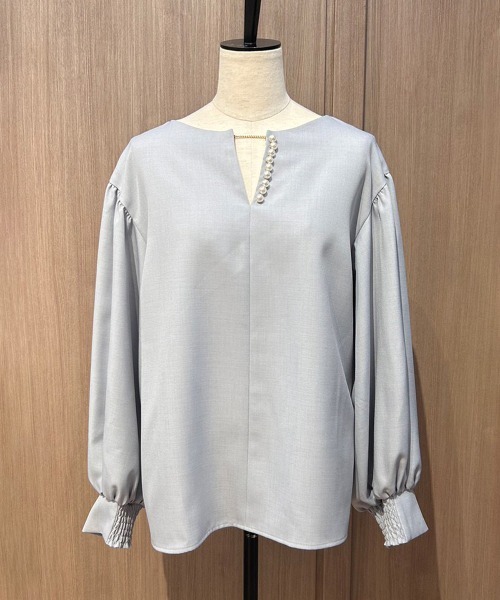 AND COUTURE（アンドクチュール）の「キーネックパール襟ブラウス（シャツ/ブラウス・レディース・サックスブルー/オフホワイト/ベージュ・MEDIUM）」の3枚目の写真