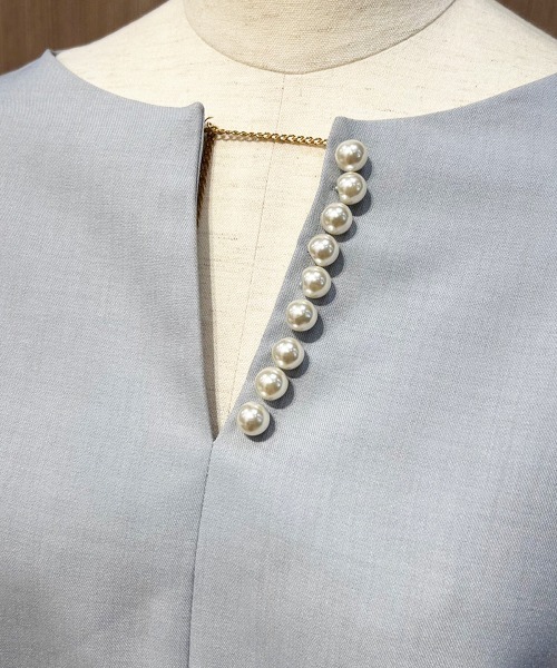 AND COUTURE（アンドクチュール）の「キーネックパール襟ブラウス（シャツ/ブラウス・レディース・サックスブルー/オフホワイト/ベージュ・MEDIUM）」の4枚目の写真