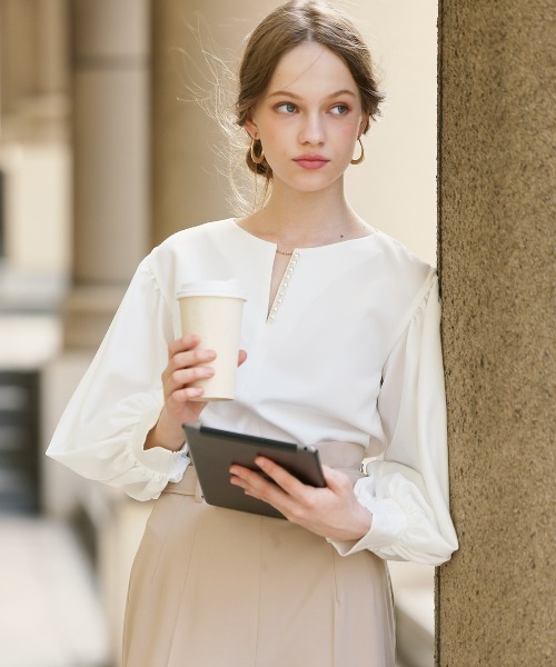 AND COUTURE（アンドクチュール）の「キーネックパール襟ブラウス（シャツ/ブラウス・レディース・サックスブルー/オフホワイト/ベージュ・MEDIUM）」の18枚目の写真