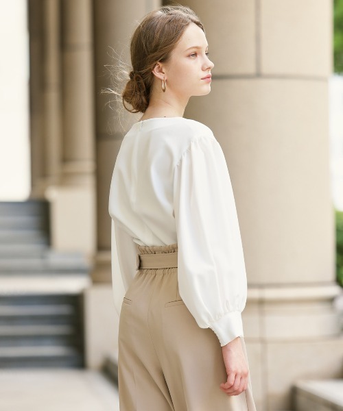 AND COUTURE（アンドクチュール）の「キーネックパール襟ブラウス（シャツ/ブラウス・レディース・サックスブルー/オフホワイト/ベージュ・MEDIUM）」の17枚目の写真