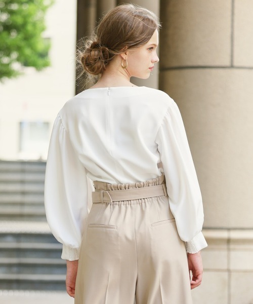 AND COUTURE（アンドクチュール）の「キーネックパール襟ブラウス（シャツ/ブラウス・レディース・サックスブルー/オフホワイト/ベージュ・MEDIUM）」の16枚目の写真