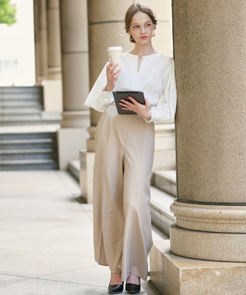 AND COUTURE（アンドクチュール）の「キーネックパール襟ブラウス（シャツ/ブラウス・レディース・サックスブルー/オフホワイト/ベージュ・MEDIUM）」の15枚目の写真