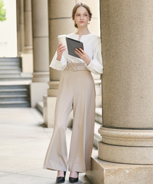 AND COUTURE（アンドクチュール）の「キーネックパール襟ブラウス（シャツ/ブラウス・レディース・サックスブルー/オフホワイト/ベージュ・MEDIUM）」の14枚目の写真