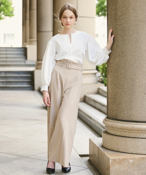 AND COUTURE（アンドクチュール）の「キーネックパール襟ブラウス（シャツ/ブラウス・レディース・サックスブルー/オフホワイト/ベージュ・MEDIUM）」の13枚目の写真