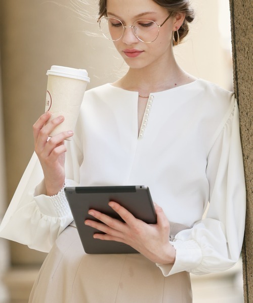 AND COUTURE（アンドクチュール）の「キーネックパール襟ブラウス（シャツ/ブラウス・レディース・サックスブルー/オフホワイト/ベージュ・MEDIUM）」の12枚目の写真