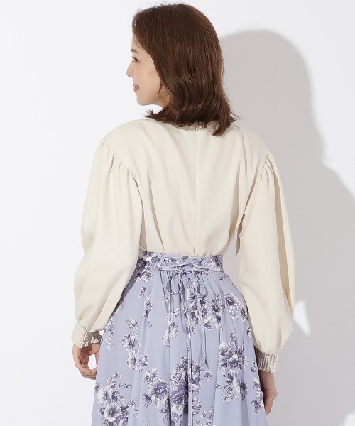 AND COUTURE（アンドクチュール）の「キーネックパール襟ブラウス（シャツ/ブラウス・レディース・サックスブルー/オフホワイト/ベージュ・MEDIUM）」の9枚目の写真