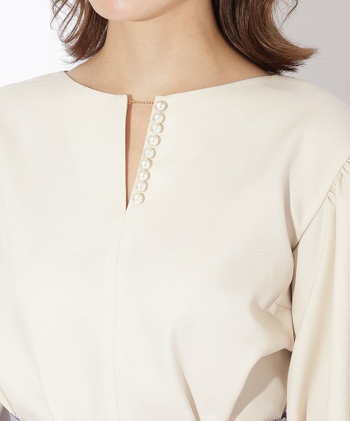 AND COUTURE（アンドクチュール）の「キーネックパール襟ブラウス（シャツ/ブラウス・レディース・サックスブルー/オフホワイト/ベージュ・MEDIUM）」の8枚目の写真