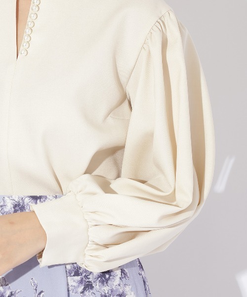 AND COUTURE（アンドクチュール）の「キーネックパール襟ブラウス（シャツ/ブラウス・レディース・サックスブルー/オフホワイト/ベージュ・MEDIUM）」の7枚目の写真