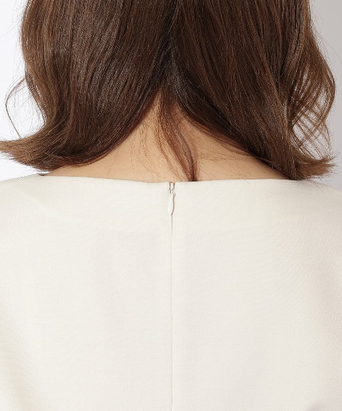 AND COUTURE（アンドクチュール）の「キーネックパール襟ブラウス（シャツ/ブラウス・レディース・サックスブルー/オフホワイト/ベージュ・MEDIUM）」の6枚目の写真