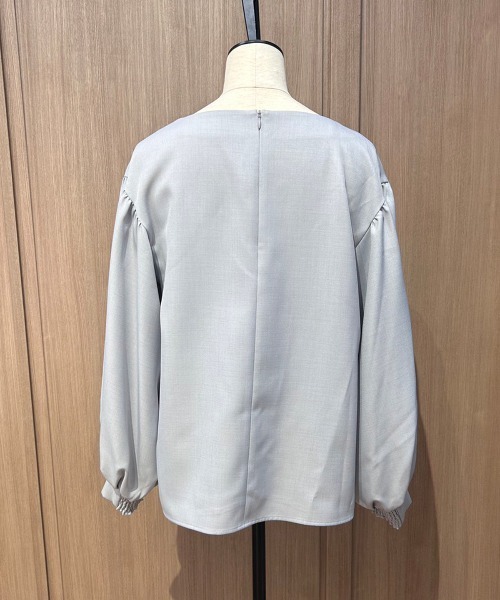 AND COUTURE（アンドクチュール）の「キーネックパール襟ブラウス（シャツ/ブラウス・レディース・サックスブルー/オフホワイト/ベージュ・MEDIUM）」の5枚目の写真