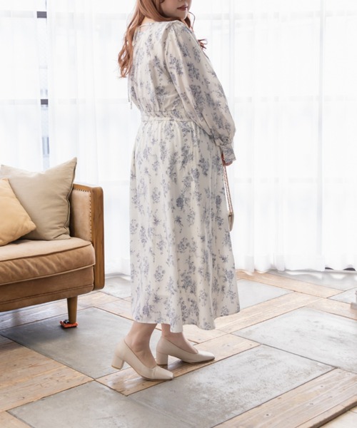 CLETTE(クレット)の「タックデザイン花柄ワンピース(ワンピース・レディース・オフホワイト/イエロー/ブラック・LL/3L/4L)」の5枚目の写真