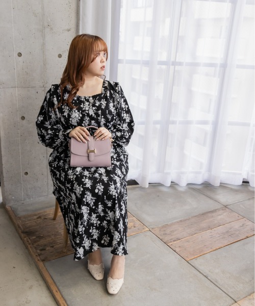CLETTE(クレット)の「タックデザイン花柄ワンピース(ワンピース・レディース・オフホワイト/イエロー/ブラック・LL/3L/4L)」の8枚目の写真