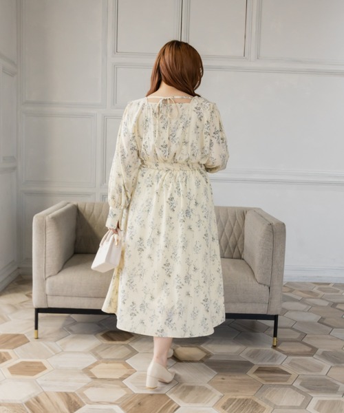 CLETTE(クレット)の「タックデザイン花柄ワンピース(ワンピース・レディース・オフホワイト/イエロー/ブラック・LL/3L/4L)」の10枚目の写真
