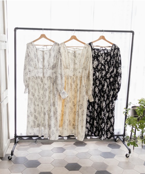 CLETTE(クレット)の「タックデザイン花柄ワンピース(ワンピース・レディース・オフホワイト/イエロー/ブラック・LL/3L/4L)」の14枚目の写真