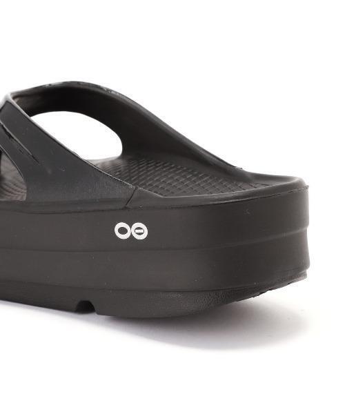 OOFOS（ウーフォス）の「OOFOS/ウーフォス　OOmega ウーメガ　リカバリーサンダル　厚底　メンズ レディース（サンダル・レディース・ベージュ/ブラック/ピンク・25/23/24/28/27/26）」の5枚目の写真
