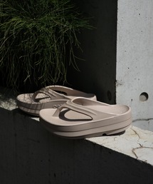 BEAVER（ビーバー）の「OOFOS/ウーフォス　OOmega ウーメガ　リカバリーサンダル　厚底　メンズ レディース（サンダル）」