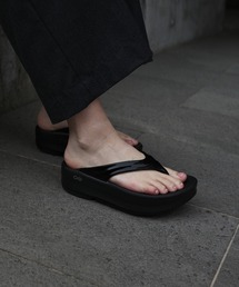 OOFOS（ウーフォス）の「OOFOS/ウーフォス　OOmega ウーメガ　リカバリーサンダル　厚底　レディース（サンダル）」