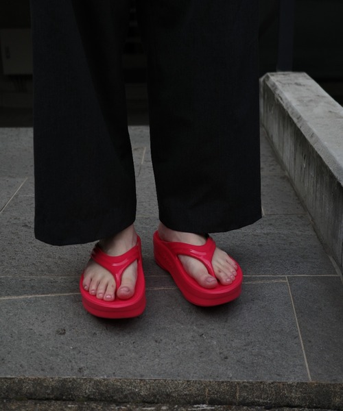 OOFOS/ウーフォス OOmega ウーメガ リカバリーサンダル 厚底