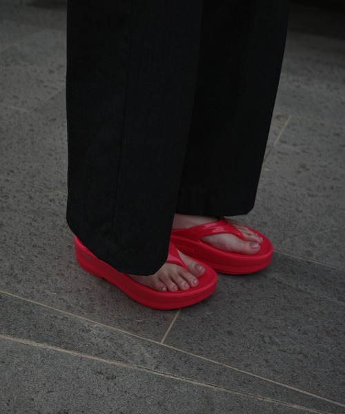 OOFOS/ウーフォス OOmega ウーメガ リカバリーサンダル 厚底