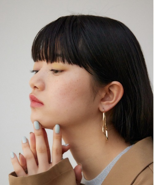 ニュアンスカーブビッグフープピアス（ピアス（両耳用））｜AZUL