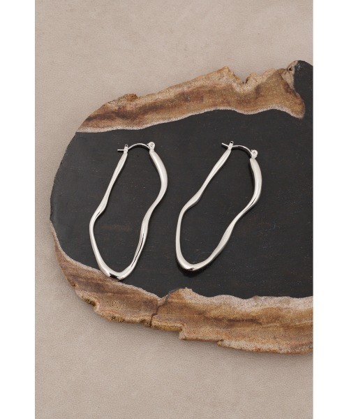 AZUL by moussy(アズールバイマウジー)の「ニュアンスカーブビッグフープピアス(ピアス(両耳用)・レディース・シルバー/ゴールド系その他・FREE)」の5枚目の写真