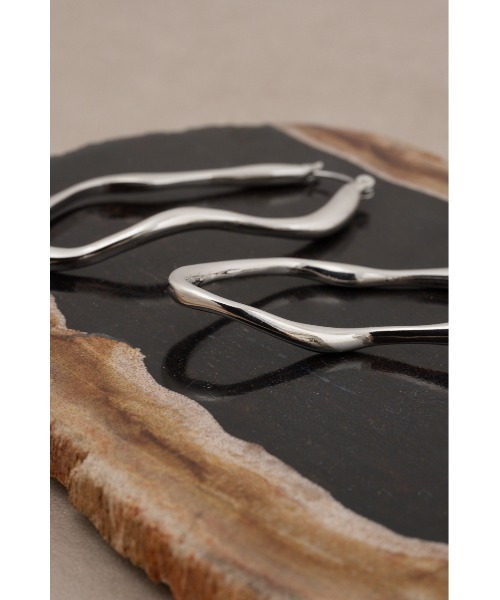 AZUL by moussy(アズールバイマウジー)の「ニュアンスカーブビッグフープピアス(ピアス(両耳用)・レディース・シルバー/ゴールド系その他・FREE)」の6枚目の写真