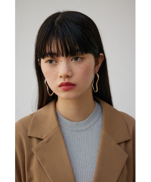 AZUL by moussy(アズールバイマウジー)の「ニュアンスカーブビッグフープピアス(ピアス(両耳用)・レディース・シルバー/ゴールド系その他・FREE)」の4枚目の写真