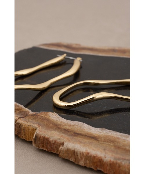 AZUL by moussy(アズールバイマウジー)の「ニュアンスカーブビッグフープピアス(ピアス(両耳用)・レディース・シルバー/ゴールド系その他・FREE)」の11枚目の写真