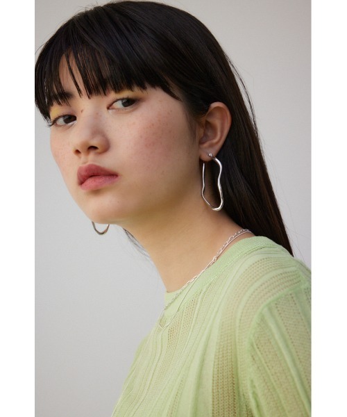 AZUL by moussy(アズールバイマウジー)の「ニュアンスカーブビッグフープピアス(ピアス(両耳用)・レディース・シルバー/ゴールド系その他・FREE)」の8枚目の写真