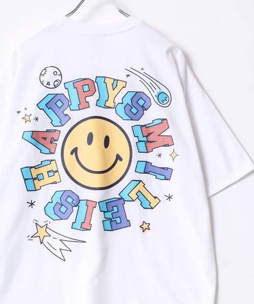 SMILEY FACE(スマイリーフェイス)の「SMILEY FACE/スマイリーフェイス ワンポイントロゴ刺繍 フロント バックプリント オーバーサイズ半袖Tシャツ レディース メンズ(Tシャツ/カットソー・レディース・ホワイト系その他4/ライトグリーン/ホワイト/ブラック系その他4/ホワイト系その他3/ホワイト系その他/ブラック系その他3/ホワイト系その他2/ブラック系その他/ブラック系その他7/ブルー系その他/ネイビー/ブラック系その他6/ホワイト系その他5/サックスブルー/ブラック系その他2/ブラック/ブラック系その他5・L/M/LL)」の1枚目の写真