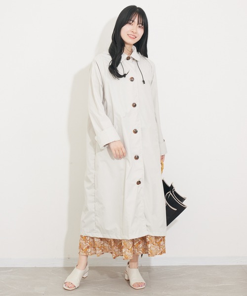 KATHARINE ROSS（キャサリンロス）の「【KATHARINE ROSS】nifty colors 超撥水 新感覚の撥水力ピーチドロップ ステンカラーレインコート WEB限定（レインコート/ポンチョ・レディース・アイボリー/ブルー・MEDIUM）」の5枚目の写真