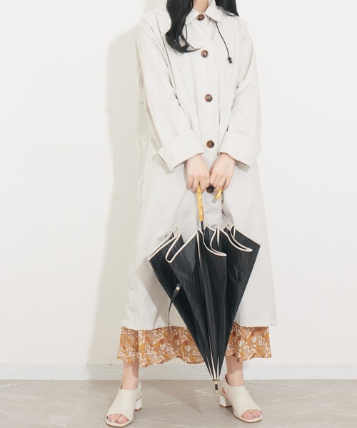 KATHARINE ROSS（キャサリンロス）の「【KATHARINE ROSS】nifty colors 超撥水 新感覚の撥水力ピーチドロップ ステンカラーレインコート WEB限定（レインコート/ポンチョ・レディース・アイボリー/ブルー・MEDIUM）」の3枚目の写真