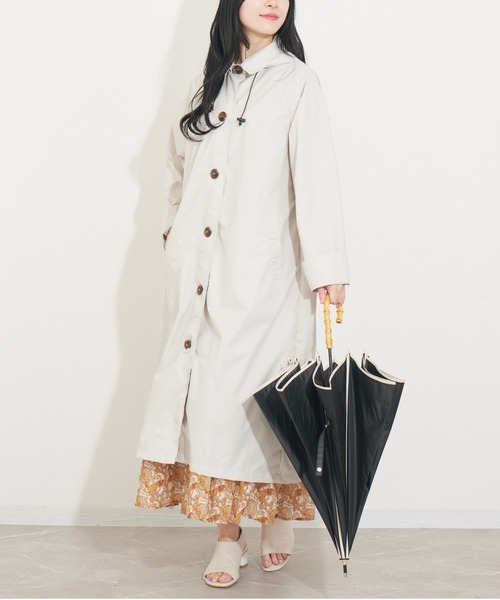 KATHARINE ROSS（キャサリンロス）の「【KATHARINE ROSS】nifty colors 超撥水 新感覚の撥水力ピーチドロップ ステンカラーレインコート WEB限定（レインコート/ポンチョ・レディース・アイボリー/ブルー・MEDIUM）」の4枚目の写真