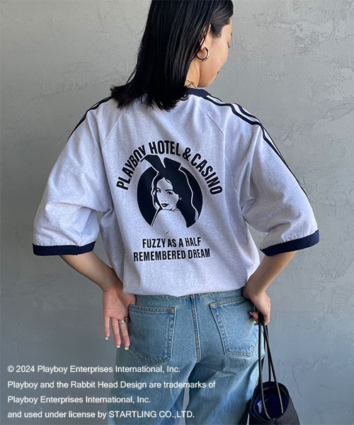 PLAYBOY（プレイボーイ）の「【WEB限定】[PLAYBOY×SEQUENZ/プレイボーイ×シークエンズ] バックプリントラインTシャツ（Tシャツ/カットソー・レディース・ブラック/オートミール・M/L）」の2枚目の写真