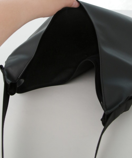 NANO universe（ナノユニバース）の「WEB限定/シンセティックレザーワンストラップショルダーバック（ショルダーバッグ・メンズ・グレー/ブラック・FREE）」の8枚目の写真