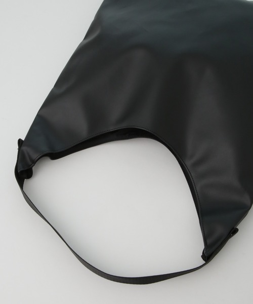 NANO universe（ナノユニバース）の「WEB限定/シンセティックレザーワンストラップショルダーバック（ショルダーバッグ・メンズ・グレー/ブラック・FREE）」の9枚目の写真