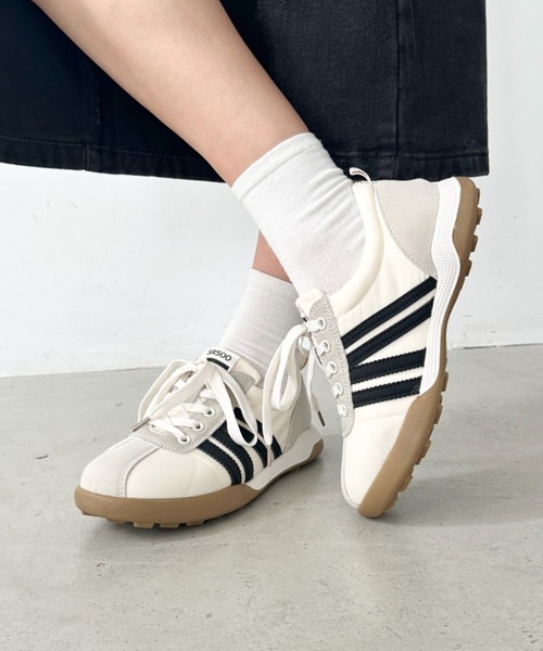 CLEA（クレア）の「【靴紐2点SET】サイドラインジャーマントレーナースニーカー（スニーカー・レディース・ブラック/アイボリー/シルバー/ピンク・23.5cm/24.5cm）」の5枚目の写真