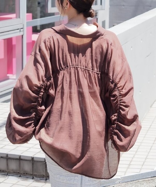 tiptop(ティップトップ)の「バックギャザーシアーBIGシャツ(シャツ/ブラウス・レディース・グレー系その他/オフホワイト/ブルー/ブラウン/ピンク・FREE)」の4枚目の写真