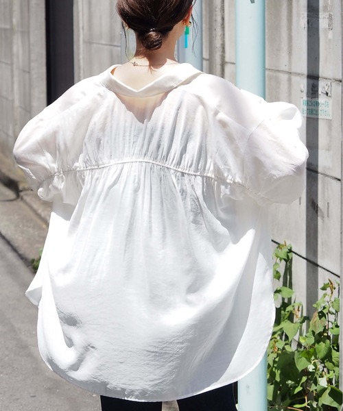 tiptop(ティップトップ)の「バックギャザーシアーBIGシャツ(シャツ/ブラウス・レディース・グレー系その他/オフホワイト/ブルー/ブラウン/ピンク・FREE)」の2枚目の写真