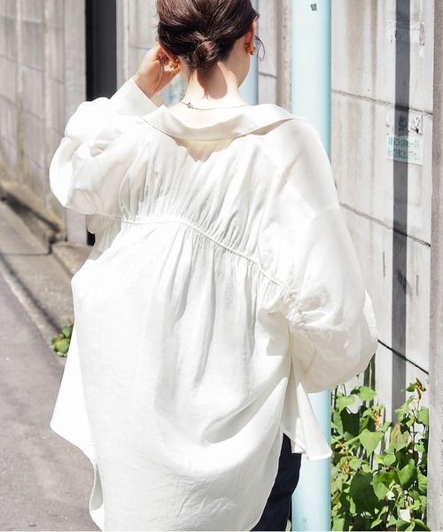 tiptop(ティップトップ)の「バックギャザーシアーBIGシャツ(シャツ/ブラウス・レディース・グレー系その他/オフホワイト/ブルー/ブラウン/ピンク・FREE)」の11枚目の写真