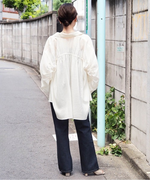 tiptop(ティップトップ)の「バックギャザーシアーBIGシャツ(シャツ/ブラウス・レディース・グレー系その他/オフホワイト/ブルー/ブラウン/ピンク・FREE)」の12枚目の写真