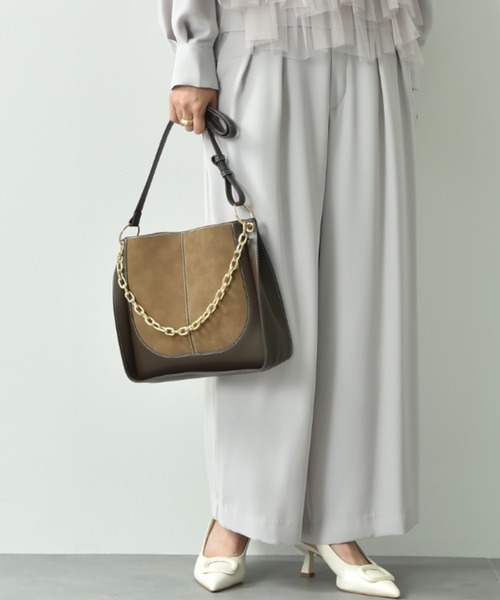 INTERPLANET（インタープラネット）の「チェーン付スエード２ＷＡＹＢＡＧ（ショルダーバッグ・レディース・ブラック/チョコ・フリー）」の2枚目の写真