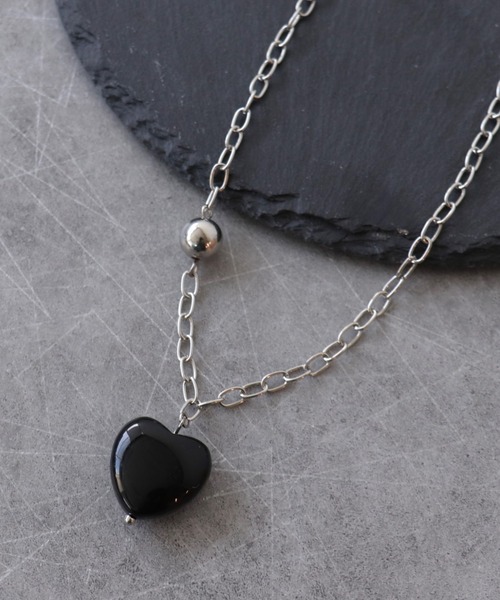 Three Four Time（ｽﾘｰﾌｫｰﾀｲﾑ）の「カラーハートチェーンネックレス（ネックレス・レディース・アイボリー/ブラック・FREE）」の2枚目の写真