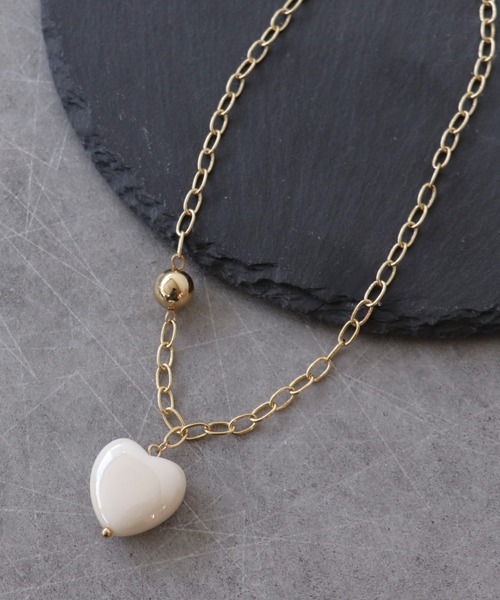 Three Four Time（ｽﾘｰﾌｫｰﾀｲﾑ）の「カラーハートチェーンネックレス（ネックレス・レディース・アイボリー/ブラック・FREE）」の3枚目の写真