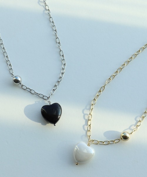 Three Four Time（ｽﾘｰﾌｫｰﾀｲﾑ）の「カラーハートチェーンネックレス（ネックレス・レディース・アイボリー/ブラック・FREE）」の4枚目の写真