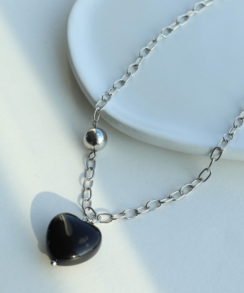 Three Four Time（ｽﾘｰﾌｫｰﾀｲﾑ）の「カラーハートチェーンネックレス（ネックレス・レディース・アイボリー/ブラック・FREE）」の5枚目の写真