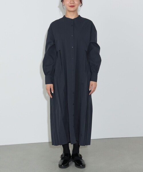 BEAMS HEART（ビームスハート）の「脇プリーツ シャツワンピース（ワンピース・レディース・ライトグレー/ネイビー・FREE）」の10枚目の写真