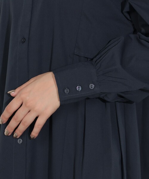 BEAMS HEART（ビームスハート）の「脇プリーツ シャツワンピース（ワンピース・レディース・ライトグレー/ネイビー・FREE）」の14枚目の写真