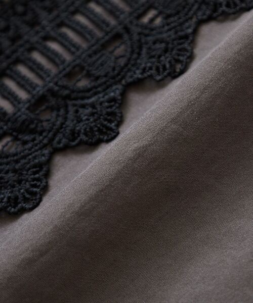 ELENCARE DUE（エレンカーレデュエ）の「・ELENCARE　DUE　フロントレースブラウス（シャツ/ブラウス・レディース・チャコールグレー/ブラック/オフホワイト・FREE）」の5枚目の写真