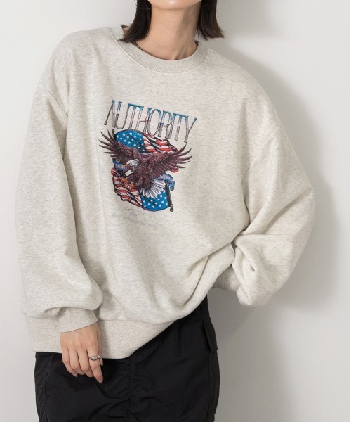 ad thie(アドティエ)の「ヴィンテージ柄 ビッグプルオーバー(スウェット・レディース・チャコール/オートミール・FREE)」の3枚目の写真